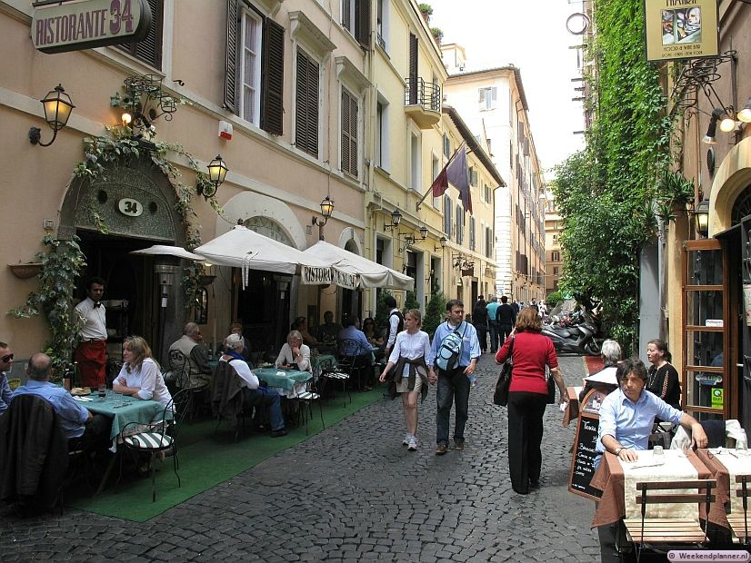 In de Via Mario de' Fiori zijn veel goede en niet te dure restaurants. Een leuk restaurant is Restaurante 34. Het eten is er erg lekker en niet duur. Het is er wel nogal druk maar dan wel met locals.