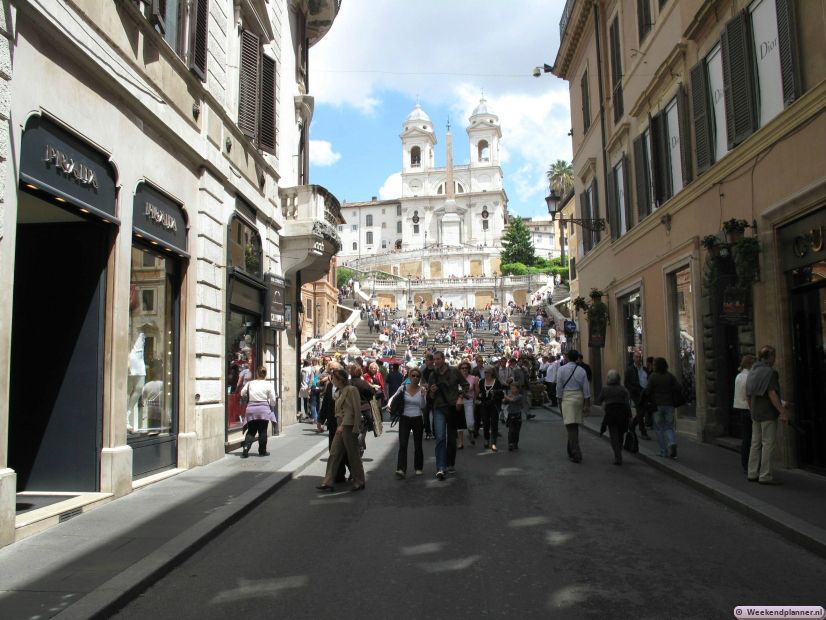 De Via dei Condotti is één van de belangrijkste en duurste winkelstraten van Rome. De Via dei Condotti loopt van de winkelstraat Via del Corso naar het plein Piazza di Spagna. Tips: De attracties in het centrum van Rome.
