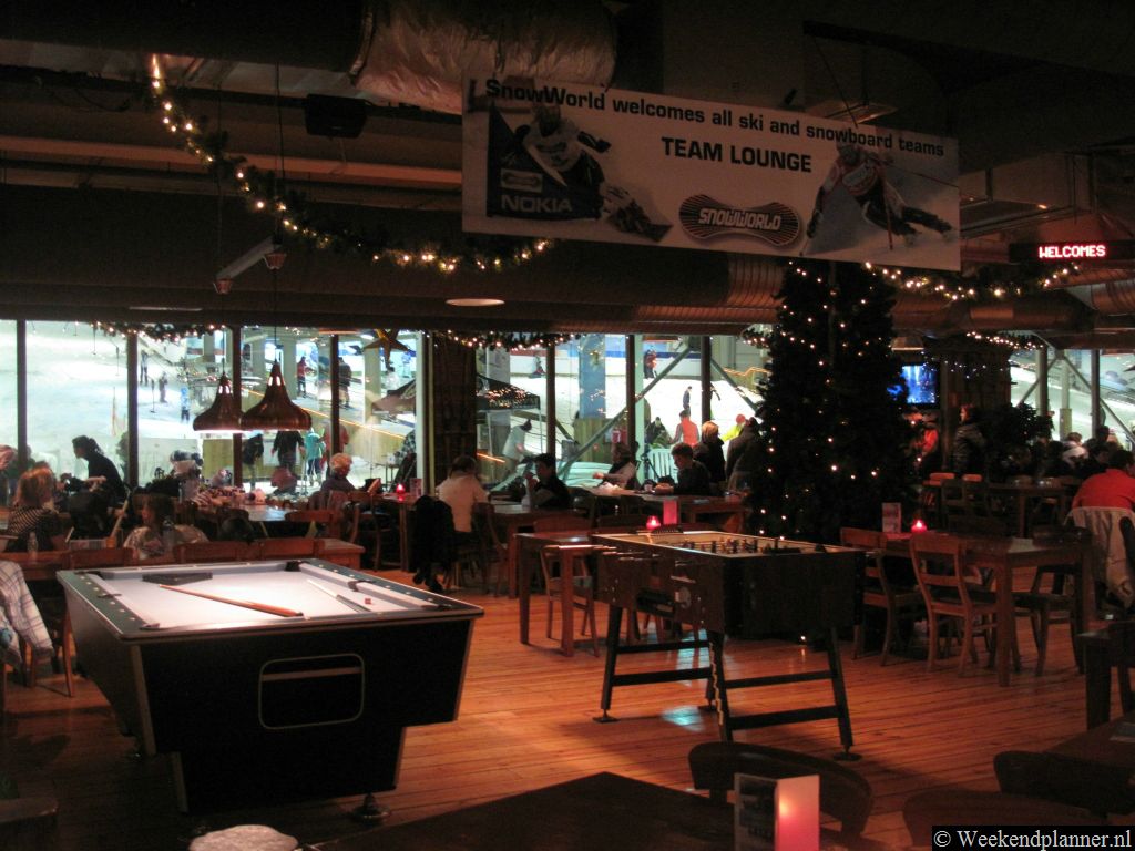Dit is één van de restaurants in de skihal.  De restaurants zijn vrij toegankelijk dus je hoeft geen kaartje voor de skihal te kopen om te kunnen genieten van de Après-ski.