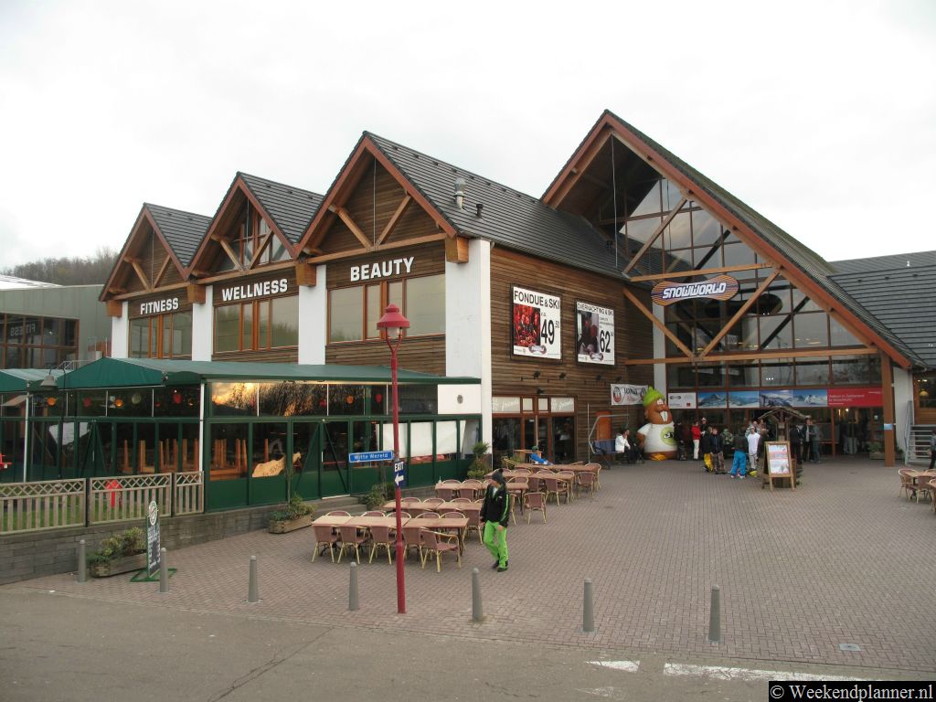 Dit is de indoor skibaan SnowWorld Landgraaf.  Hier kun je 365 dagen per jaar snowboarden en skiën op één van de vijf skipistes met echte sneeuw. Tips: Skiën en snowboarden in Landgraaf.