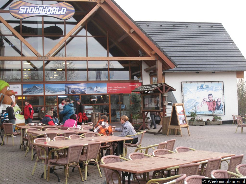 Als de zon ook maar een beetje schijnt kun je hier buiten de skihal op het terras zitten.