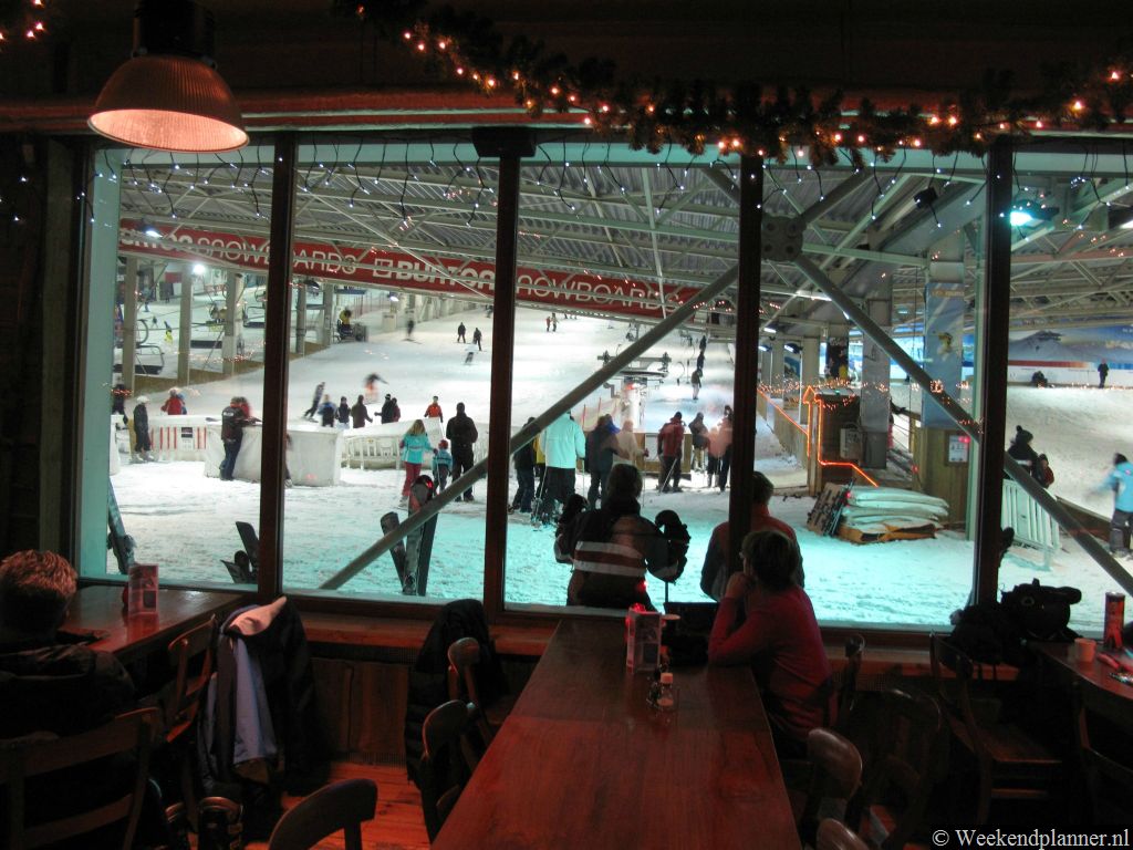 Er is het zelfbedieningsrestaurant restaurant Suisse, het fondue restaurant Walliser Chalet en restaurant Matterhorn. Terwijl je eet en drinkt heb je in de restaurants een mooi uitzicht op de skipiste.