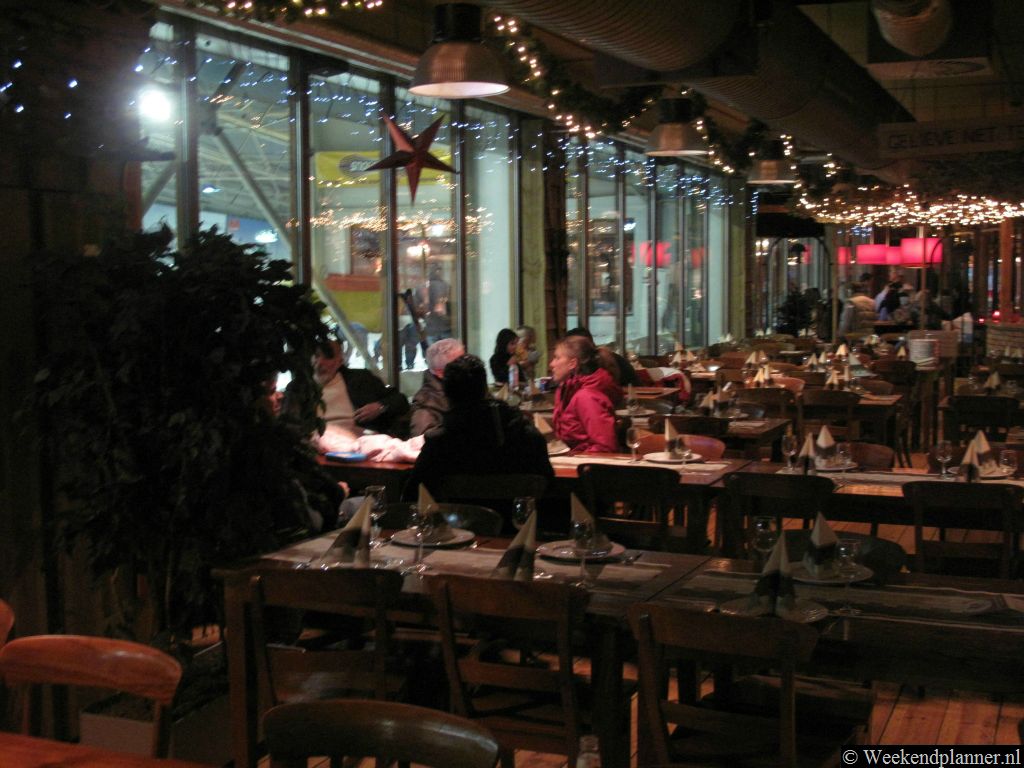 In SnowWorld zijn drie restaurants met uitzicht op de skipiste en er is een zonneterras