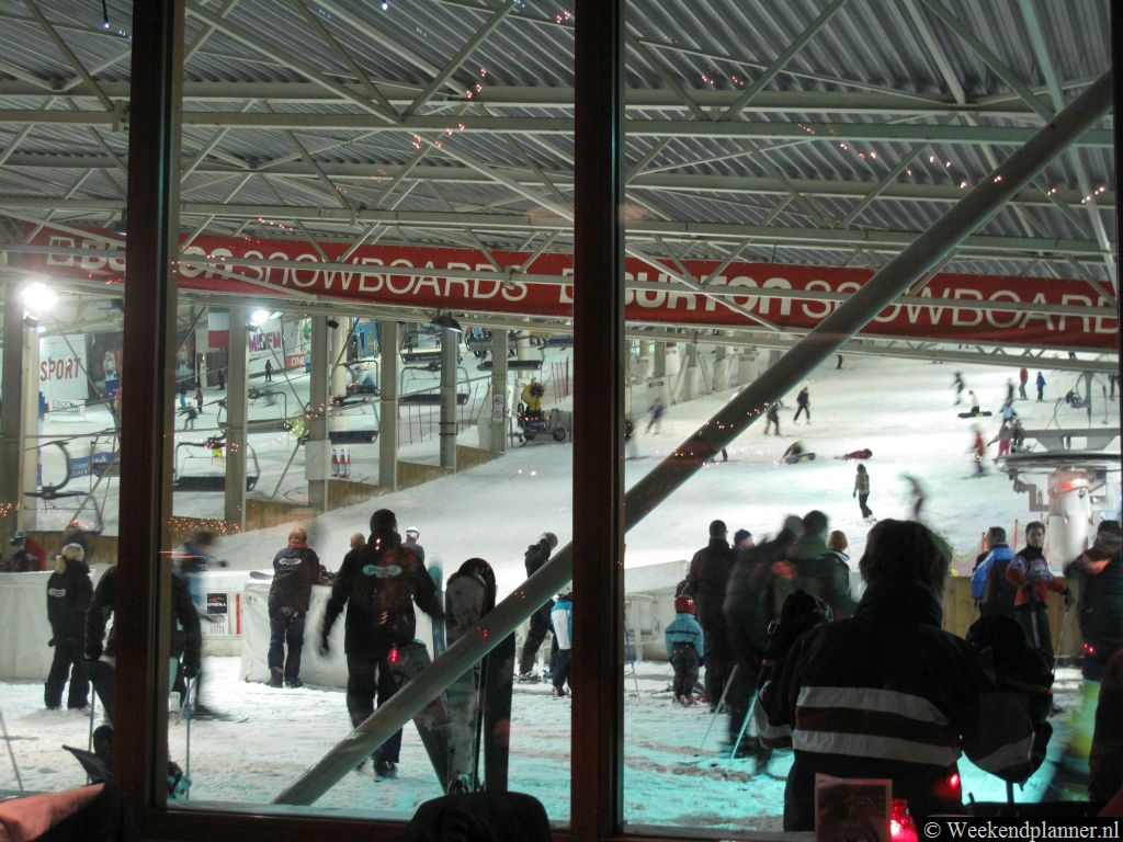 Je kunt natuurlijk op één van de skipistes gaan skiën of snowboarden. Als je je wilt voorbereiden op een wintersportvakantie dan kun je ook in de skischool een skicursus volgen. Tips: Skiën en snowboarden in Landgraaf.