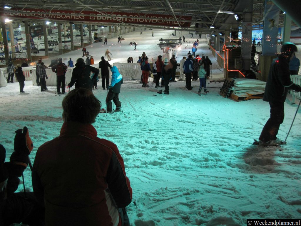 Bij SnowWorld Landgraaf heb je brede pistes, echte skiliften en natuurlijk verse sneeuw. Er zijn pistes voor beginners en gevorderden. Voor vrij skiën en snowboarden hoef je niet te reserveren.