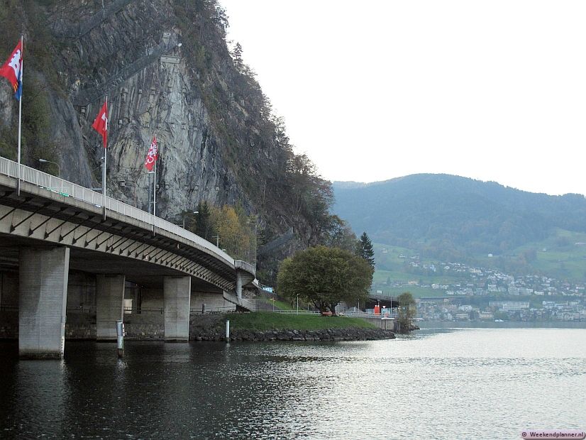 De Zwitserse Autobahn A2 bij het Meer van Luzern. Omdat de dorpen Stansstad, Kehrsiten en Stans ongeveer 800 km van Nederland liggen overnachten veel vakantiegangers hier. De hotels zijn met de auto gemakkelijk te bereiken en parkeren is er gratis. Tips: De hotels en motels langs de Gotthardroute.