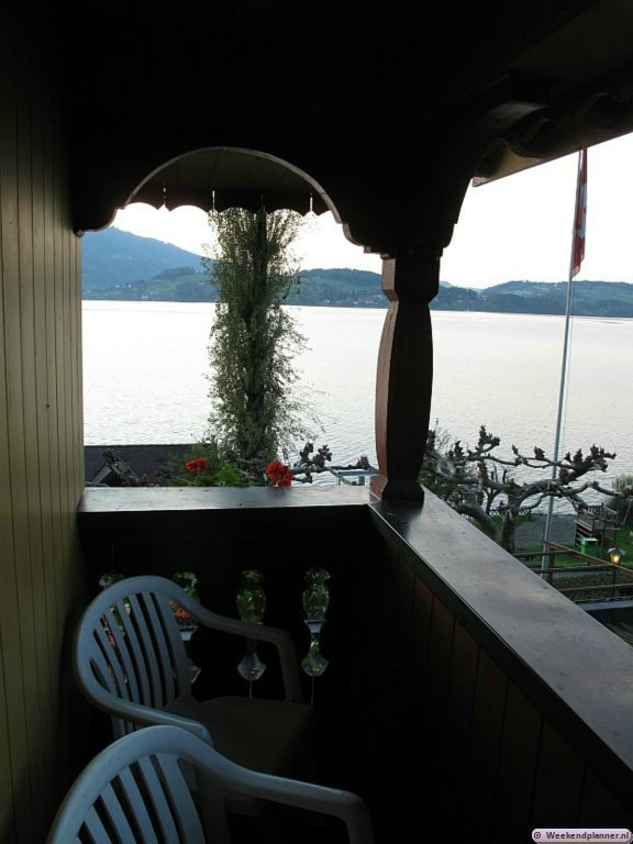 Veel kamers in Seehotel Baumgarten hebben een balkon met uitzicht op het Meer van Luzern. Tips: Overnachten in Stansstad.