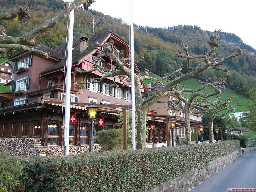 Seehotel Baumgarten ligt in een parkachtig landschap. Het hotel heeft een goed restaurant maar natuurlijk wel met Zwitserse prijzen. Tip: Reserveer een kamer in Seehotel Baumgarten.