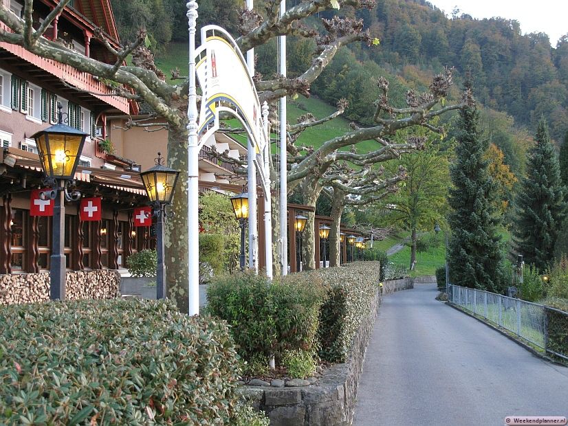 Dit is Seehotel Baumgarten in het dorpje Kehrsiten aan het Meer van Luzern. Bij het hotel is ook een pension. Je kunt voor het hotel parkeren. Tips: Luzern, Stans en Stansstad aan de A2.