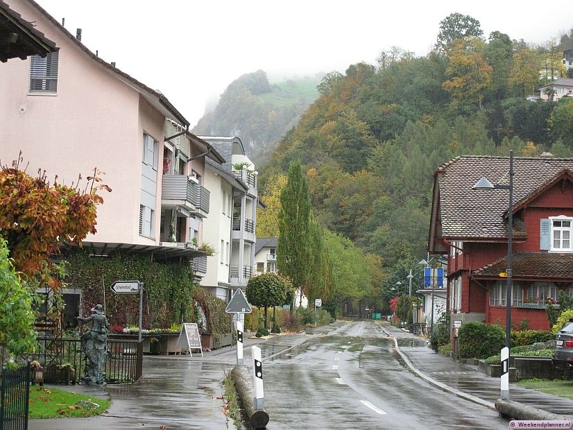 Dit is het gemakkelijk te bereiken dorp Stansstad. Het dorp heeft een eigen afrit op de Autobahn A2 en is dus zelfs met een caravan gemakkelijk te bereiken.  Tips: Luzern, Stans en Stansstad aan de A2.