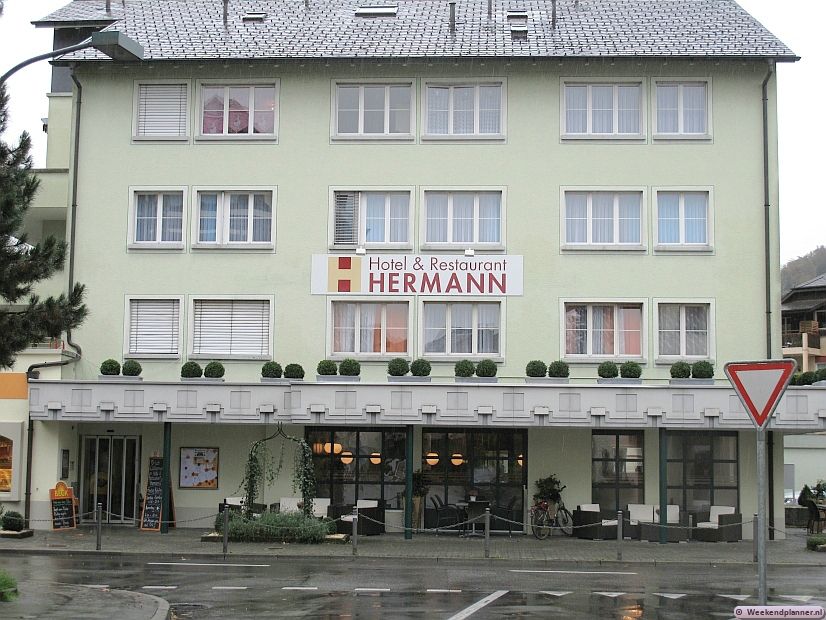 Het driesterrenhotel Hotel Herman ligt in het centrum van Stansstad. Vanaf de Autobahn A2 (Basel-Luzern-Chiasso) rij je er in een paar minuten naartoe.  Tips: Overnachten in Stansstad.