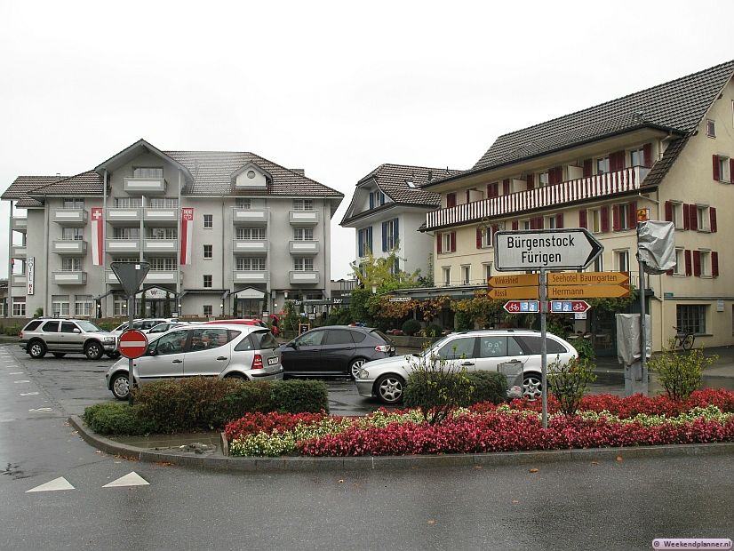 Dit zijn twee populaire hotels in Stansstad, het driesterrenhotel Hotel & Restaurant Rössli en het prachtige viersterrenhotel Hotel Winkelried am See. Dit laatste hotel ligt aan het meer van Luzern. Voor de hotels ligt een grote parkeerplaats. Tips: Autorijden in Zwitserland.