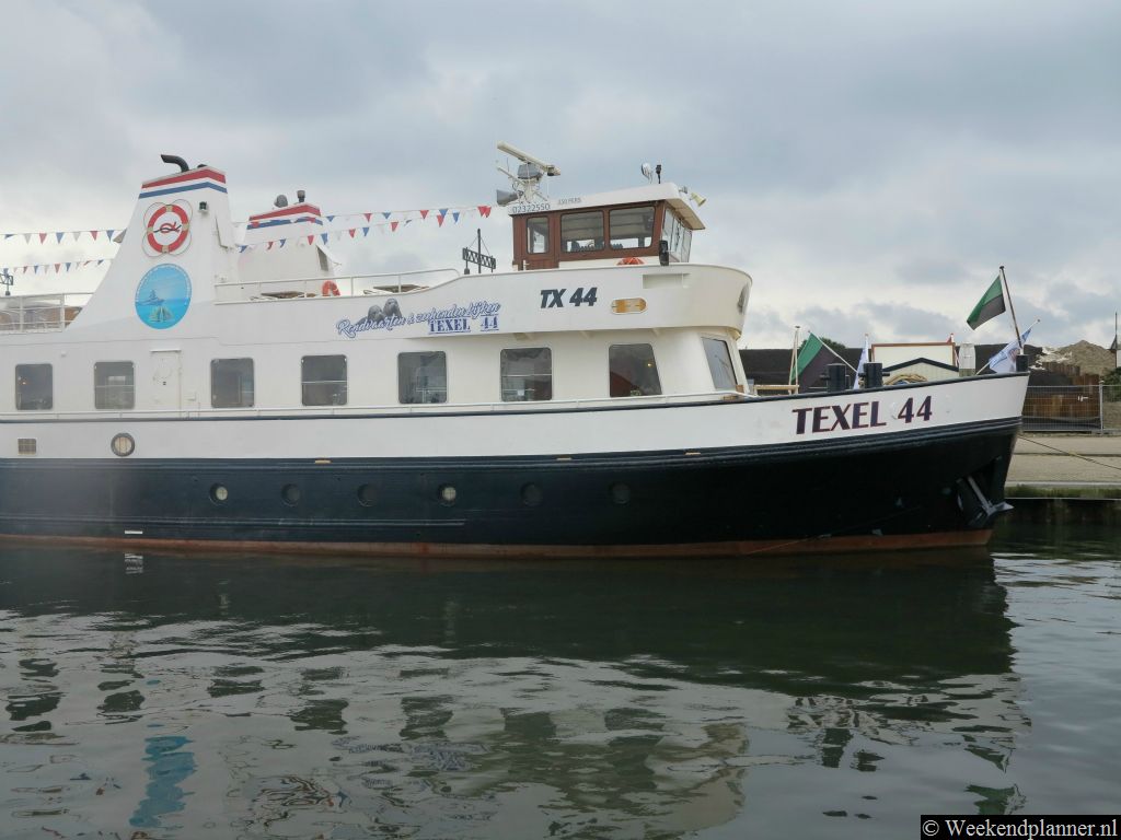 Met de Texel 44 kun je de Waddenzee op. Men vaart o.a. naar de zandbank de Razende Bol waar bijna altijd zeehonden liggen. In de zomer zijn er op maandag geen rondvaarten. Tips: De rondvaarten op de Waddenzee vanaf Texel.