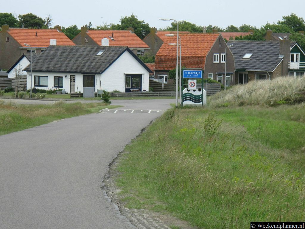 De veerboot komt aan in het gehucht 't Horntje. In het plaatsje zelf is niet veel te doen maar je kunt met de bus of de fiets het eiland verkennen. Tip: Het rustigste strand  van Texel ligt hier.