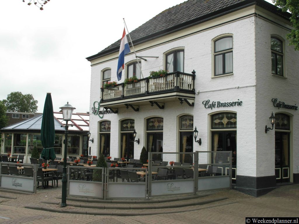 Hotel de Lindeboom ligt aan een groot plein in het centrum van Den Burg. Het driesterrenhotel heeft een grand café, een brasserie en een restaurant. Tips: De  hotels en vakantiehuizen op Texel.