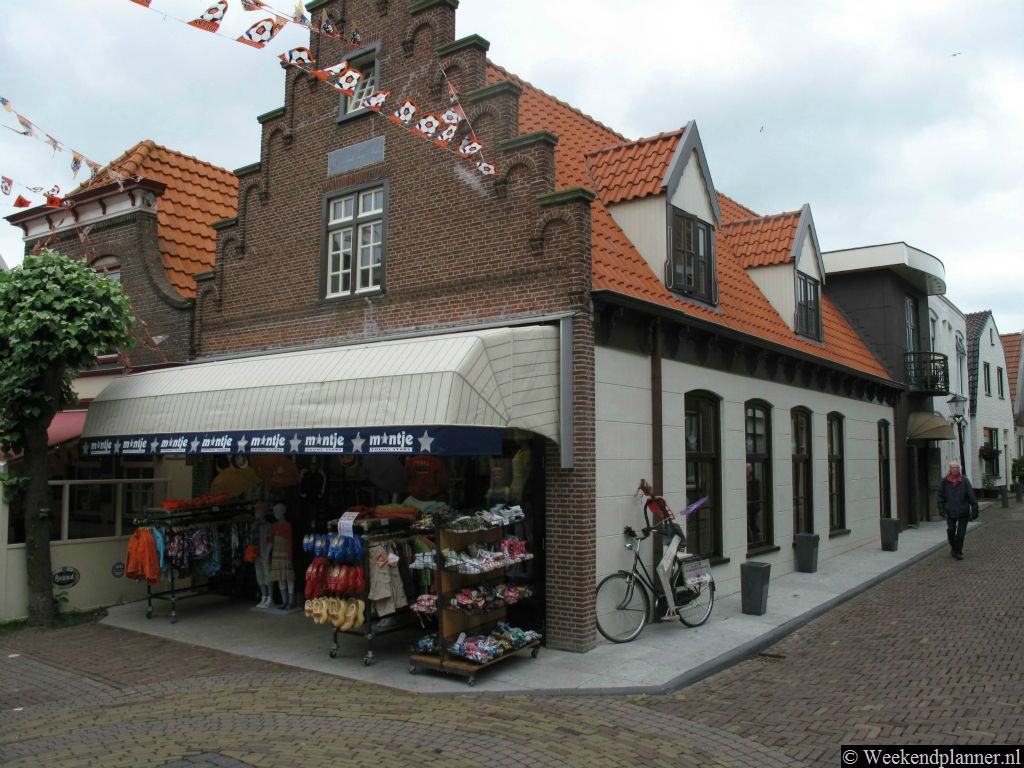 In Den Burg, het grootste dorp van Texel, is het ook buiten het seizoen iedere zondag koopzondag. Tips: De attracties van Den Burg.