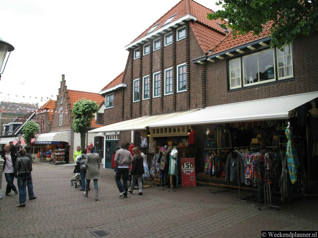 De Hoogerstraat is een winkelstraat in het centrum van Den Burg. Tips: De attracties van Den Burg.