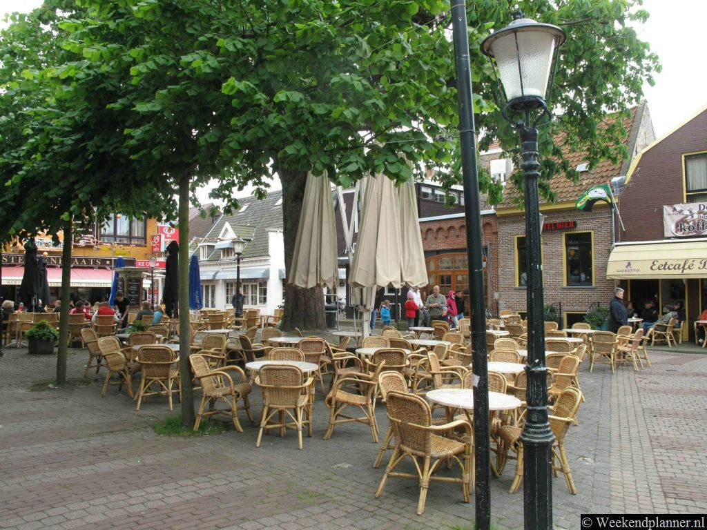 Op het plein Stenenplaats, in het centrum van Den Burg, zijn de terrasjes van eetcafé de Steenenplaats en eetcafé de Kastanjeboom. 