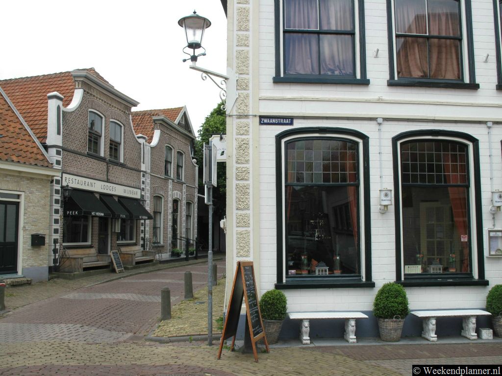 Het centrum van  Den Burg op het waddeneiland Texel. De specialiteiten van Texel zijn Texels wol, schapenkaas en Texels bier.