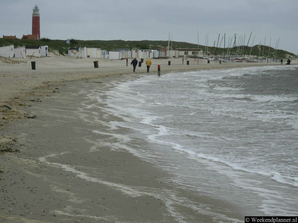 Het strand bij Cocksdorp ligt vlakbij Vlieland. Het strand ligt ideaal voor een lange strandwandeling. Op de achtergrond zie je de 19de-eeuwse vuurtoren, ongeveer 3 km van Cocksdorp.  Tips: Leuke dingen doen op het strand.