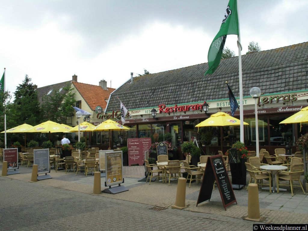 In de dorpsstraat van Cocksdorp kun je overnachten in enkele hotels en vakantiehuizen. In het centrum van het dorp zijn gezellige cafés en restaurants. Tips: De  hotels en vakantiehuizen op Texel.