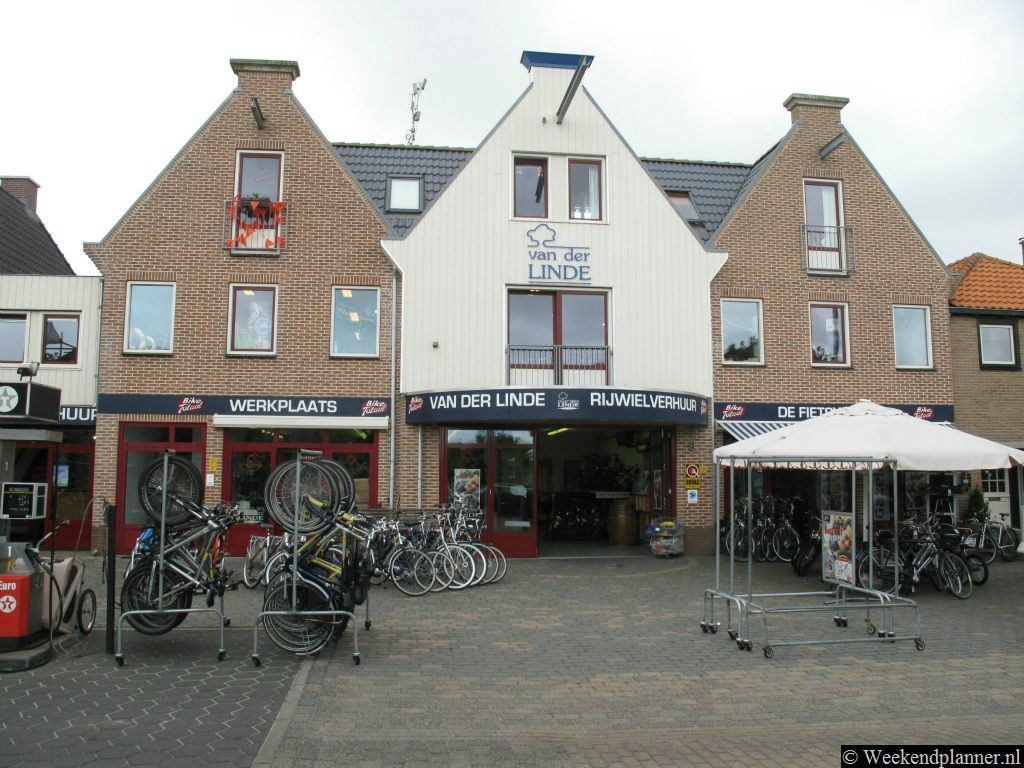 In Cocksdorp kun je een fiets of een scooter huren bij de verhuurder Van der Linde. Adres: Kikkertstraat 3,  De Cocksdorp. Tel. 0222 316 432