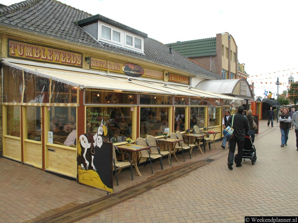 In restaurant Tumbleweeds waan je je in het Wilde Westen. Adres: Dorpsstraat, De Koog.