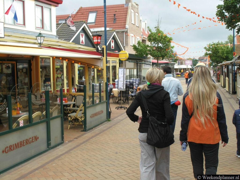 De badplaats de Koog trekt veel toeristen. In de Dorpsstraat zijn dan ook veel cafés en restaurants. Tips: De attracties van badplaats de Koog.