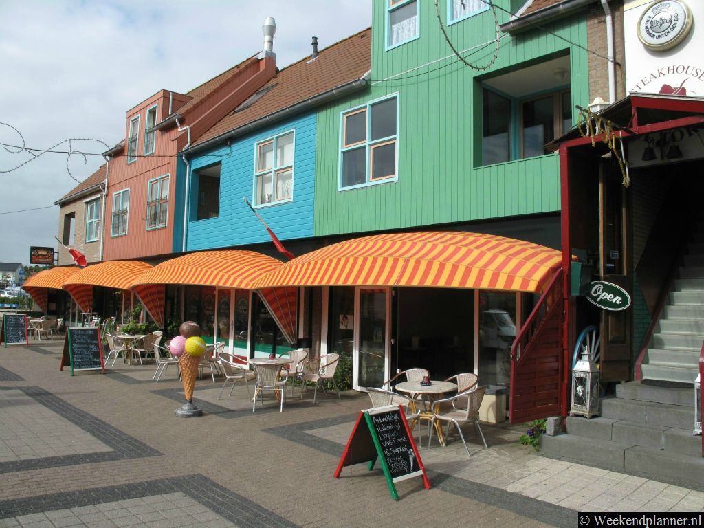 Enkele restaurants in de Dorpsstraat van de badplaats De Koog op Texel.