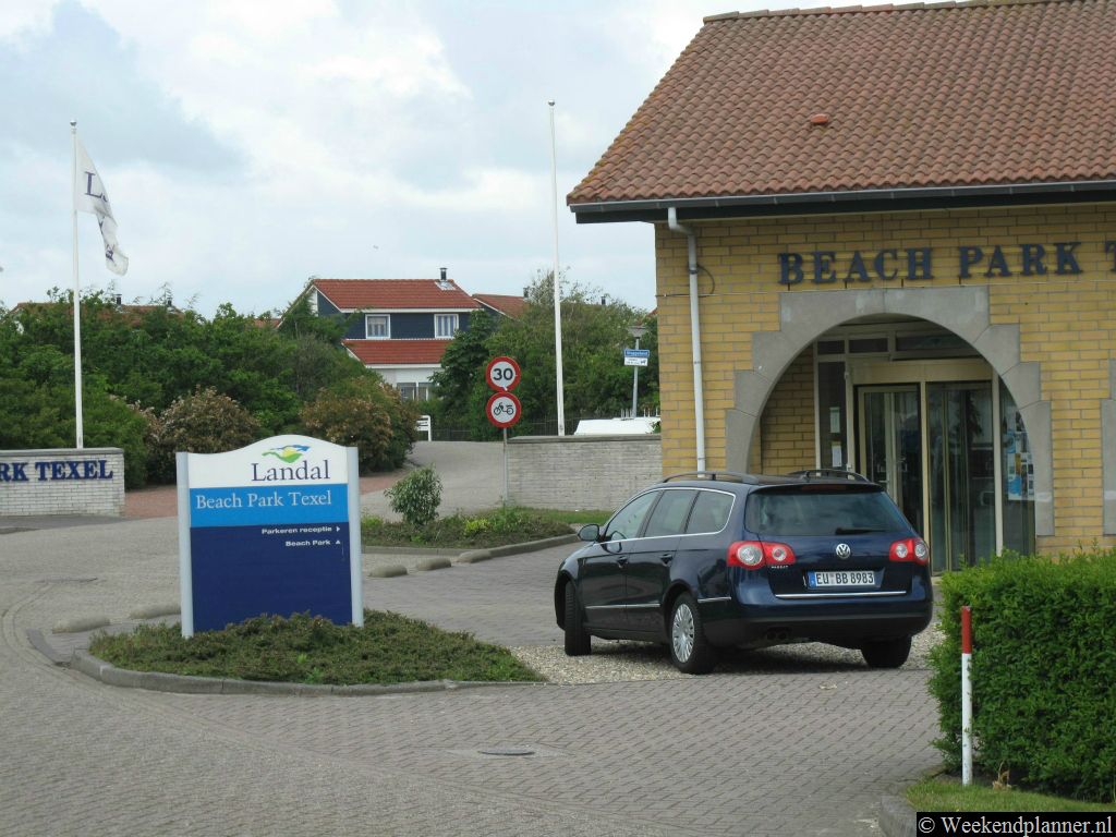 Bij het vakantiepark Landal Beach Park Texel bij de badplaats De Koog kun je vakantiehuizen huren. Tips: De  vakantieparken op Texel.