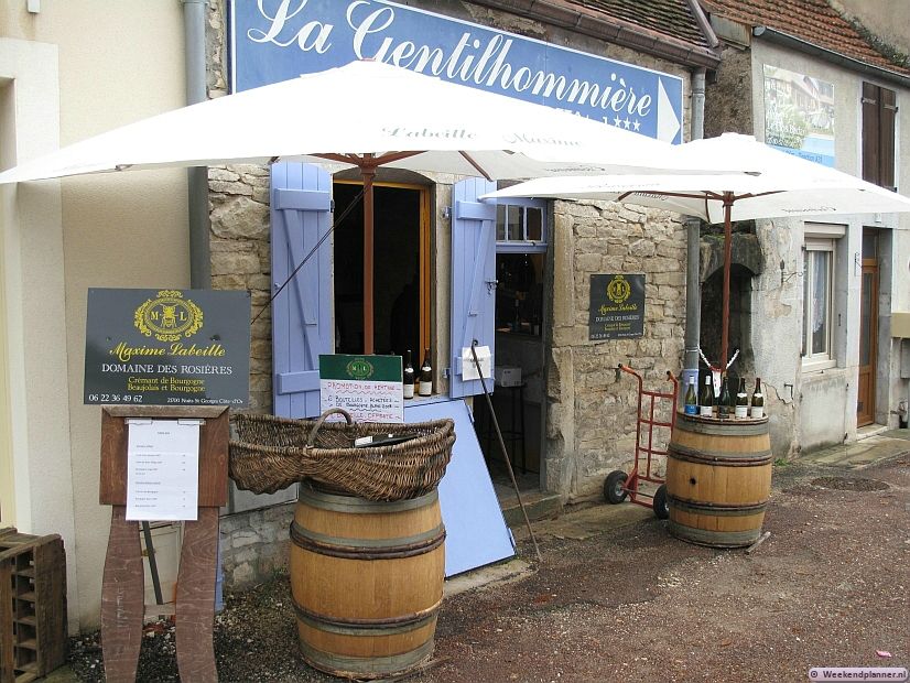 Dit is een wijnhandelaar in het bekende wijndorp Nuits-Saint-Georges. Tip: Het wijndorp dorp Nuits-Saint-Georges.