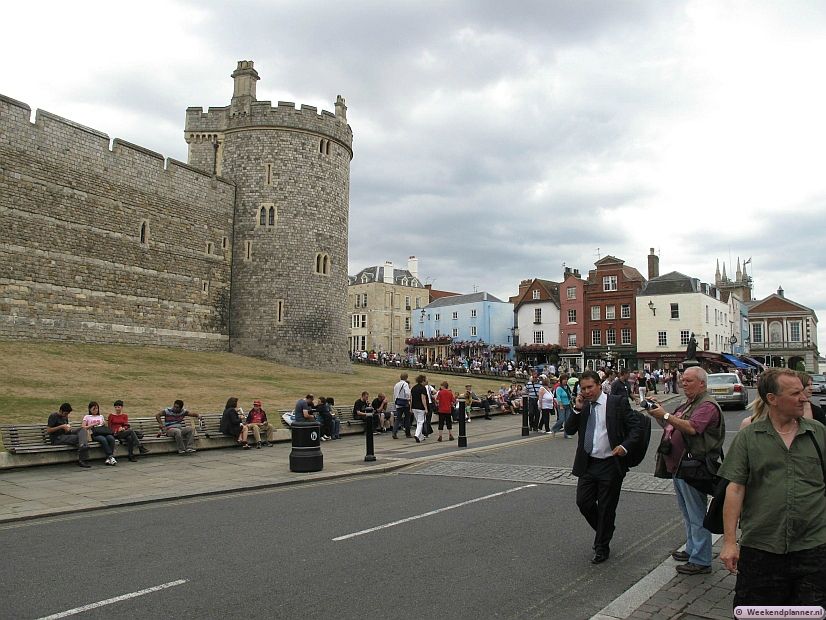 Vanaf Paddington Station in Londen is Windsor met de trein in ongeveer 40 minuten te bereiken. Toeristen gaan in Windsor meestal direct naar Windsor Castle en de naastgelegen 17de- en 18de-eeuwse wijk Guildhall Island. Tips: De attracties van het historische centrum.