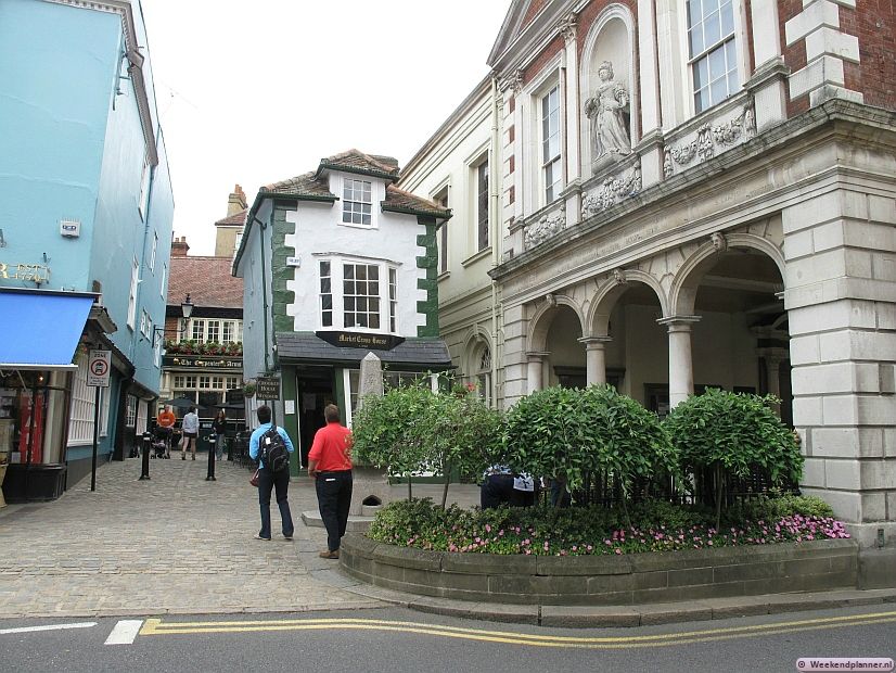 Bij het oude stadhuis (rechts) in High Street is de ingang naar de smalle straatjes van de kleine 17de-  en 18de-eeuwse wijk Guildhall Island. Het is het oude gedeelte van Windsor. Het is gemakkelijk te vinden want het ligt naast Windsor Castle. Tips: De hotels en appartementen in dit deel van Windsor.