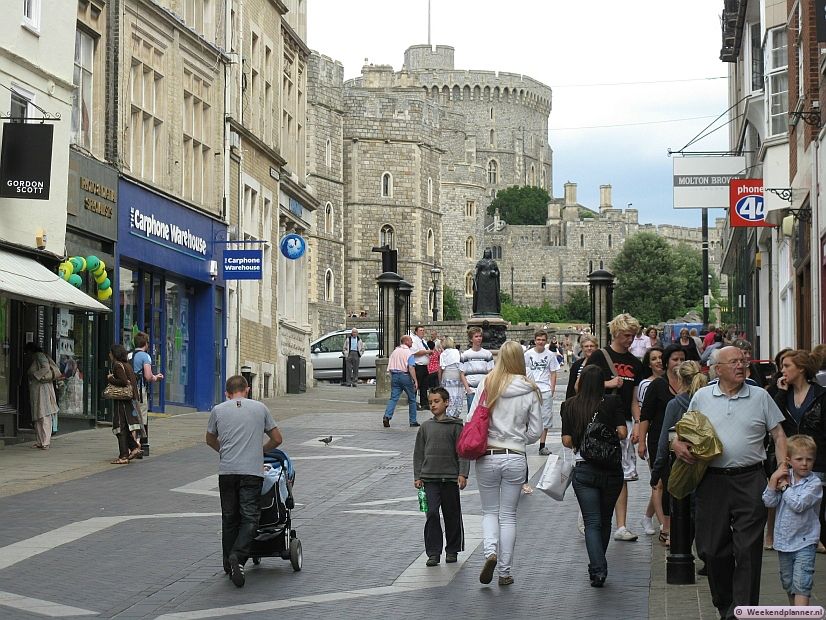 Dit is de belangrijkste winkelstraat van Windor, Peascod Street. Op de achtergrond zie je Windsor Castle. Andere leuke winkels vind je o.a. in King Edward Court en in en rond het Victoriaanse treinstation tegenover Windsor Castle .Tips: Shoppen in Windsor.