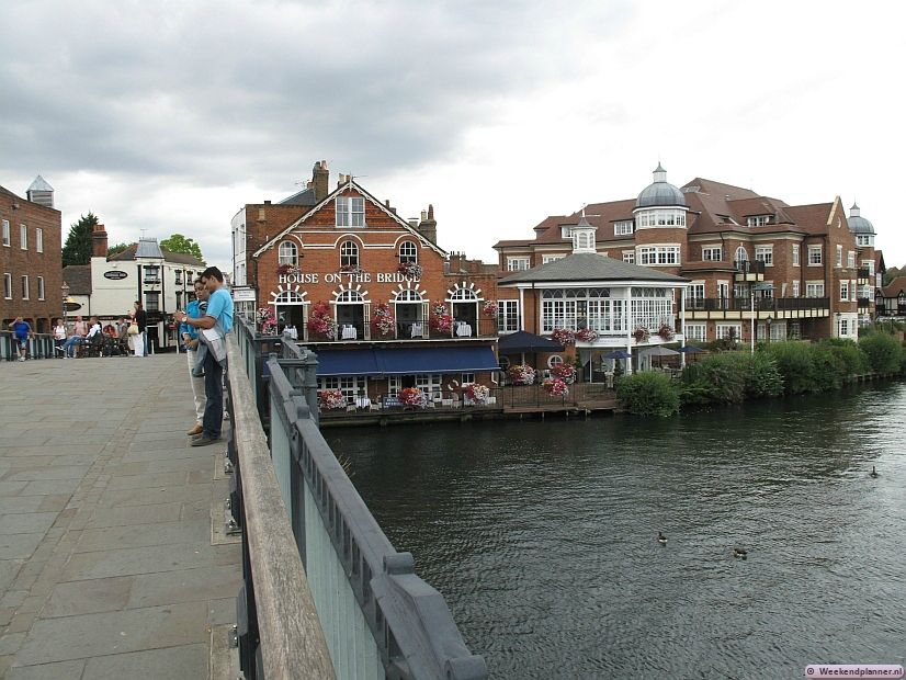 Windsor ligt aan de rivier de Theems. Als je de brug over gaat kom je in het plaatsje Eton, bekend van de beroemde kostschool.Tips: Het centrum van Windsor en Eton.
