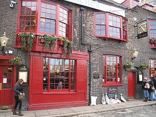 Pub aan de Theems