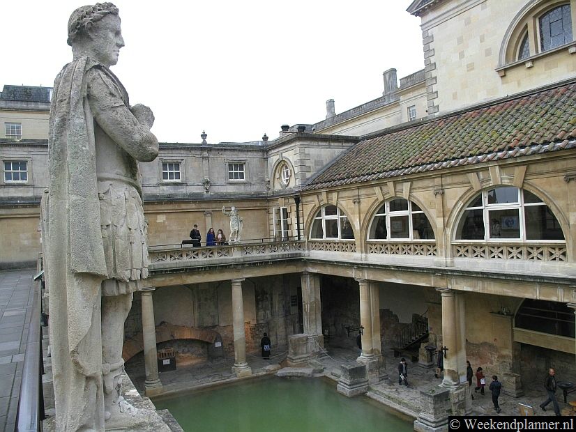 De huidige bebouwing boven de grond stamt uit de 18de eeuw toen kuuroorden weer in de mode kwamen bij welgestelden. Foto's van de attracties in het centrum van Bath.