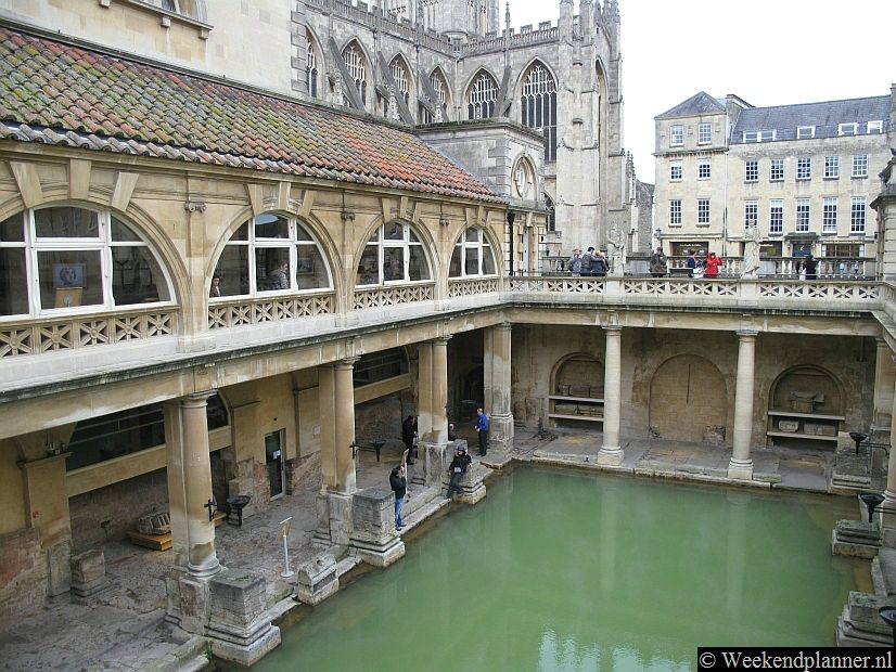 De stad Bath heeft als enige Engelse plaats een natuurlijke warmwaterbron. De Kelten bouwden op deze plaats een tempel waar de Romeinen later hun badhuizen op bouwden. De Roman Baths liggen naast de kathedraal in het centrum van Bath. Tips: De attracties in het centrum van Bath.