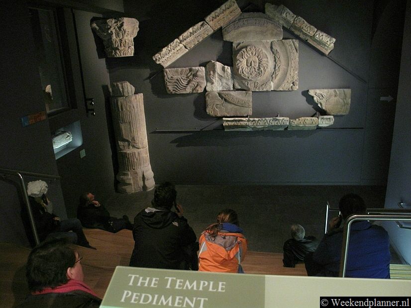 De Keltische tempel en het Romeinse badhuis liggen onder straatniveau. Je ziet de vele objecten die hier zijn opgegraven dus op de plek waar ze gevonden zijn. Tips: De Roman Baths en de Grand Pump Room.