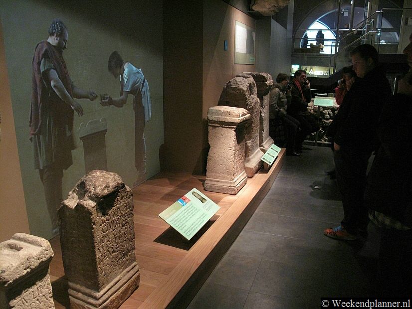 De videobeelden die op de muren geprojecteerd worden laten zien hoe het er vroeger aan toe ging in het badhuis. De acteurs spelen scenes na van werkelijke gebeurtenissen. Tips: De Roman Baths en de Grand Pump Room.