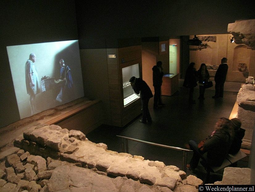 Tussen de opgravingen laten de videobeelden zien hoe men hier vroeger leefde. Tips: De Roman Baths en de Grand Pump Room.