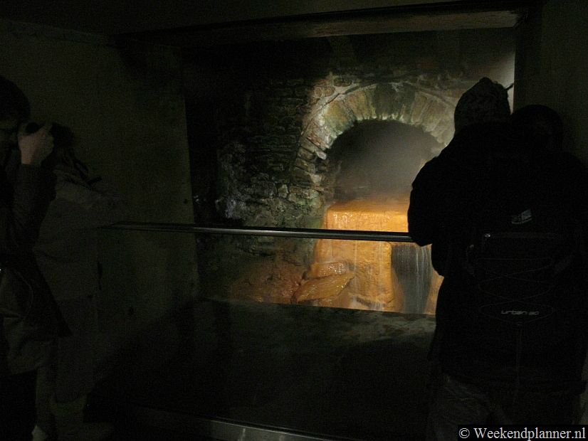 Dit is de bron van Bath. Het water dat hier aan de oppervlakte komt is zo'n 64 °C. Het bronwater bevat hoge concentraties sodium, calcium, chloride en zwavel. Tips: De Roman Baths en de Grand Pump Room.
