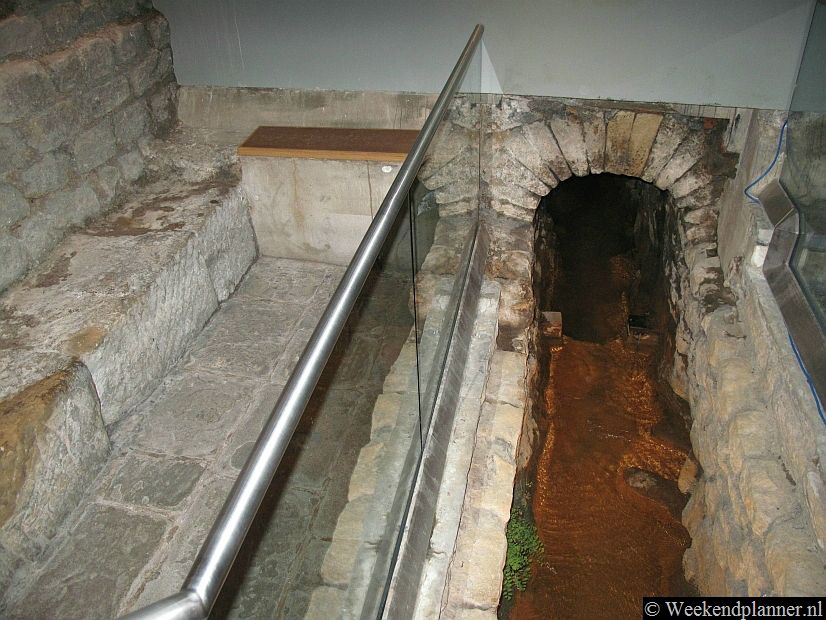 Het water in de Roman Baths is niet veilig meer om in te baden. In de pijpen van de bron naar de baden wordt het water vervuild met lood en bacteriën. Het nabijgelegen nieuwe wellnesscentrum heeft de bron opnieuw aangeboord en het water is daar wel veilig. Tips: Wellnesshotels in Bath.