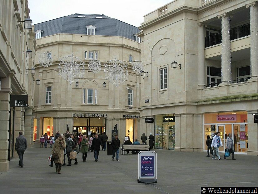 Bath is een stad waar je goed kunt winkelen. In het oude centrum van je smalle winkelstraten met leuke winkeltjes. Hier zie je de nieuwe winkelstraten in Southgate in het centrum van Bath. Als je met de auto bent kun je hier parkeren. Tips: Eten en drinken in de pub en Inn's.