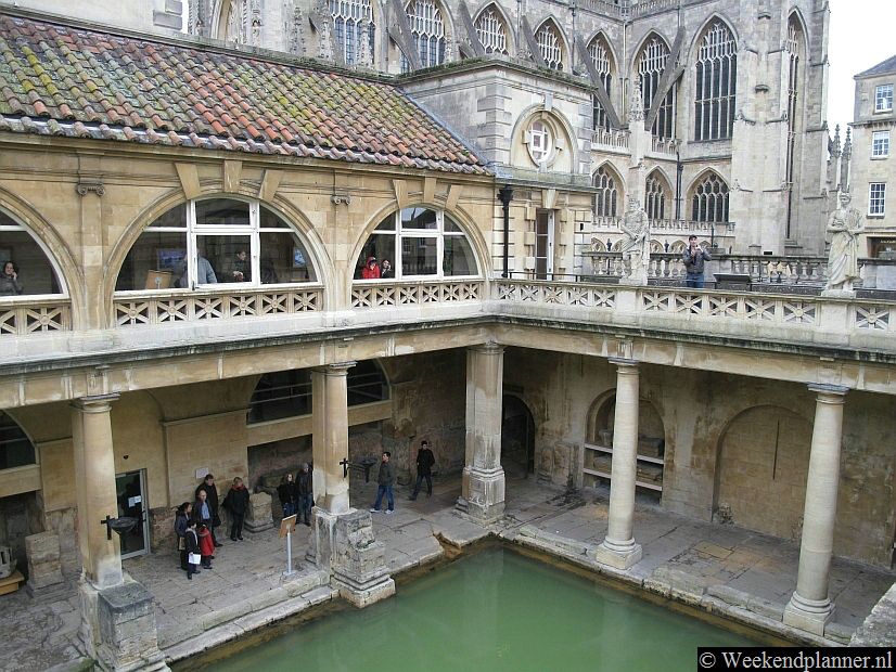 De Roman Baths met museum en de kathedraal zijn de belangrijkste bezienswaardigheden van de stad Bath. Foto's van een bezoek aan de Roman Baths.