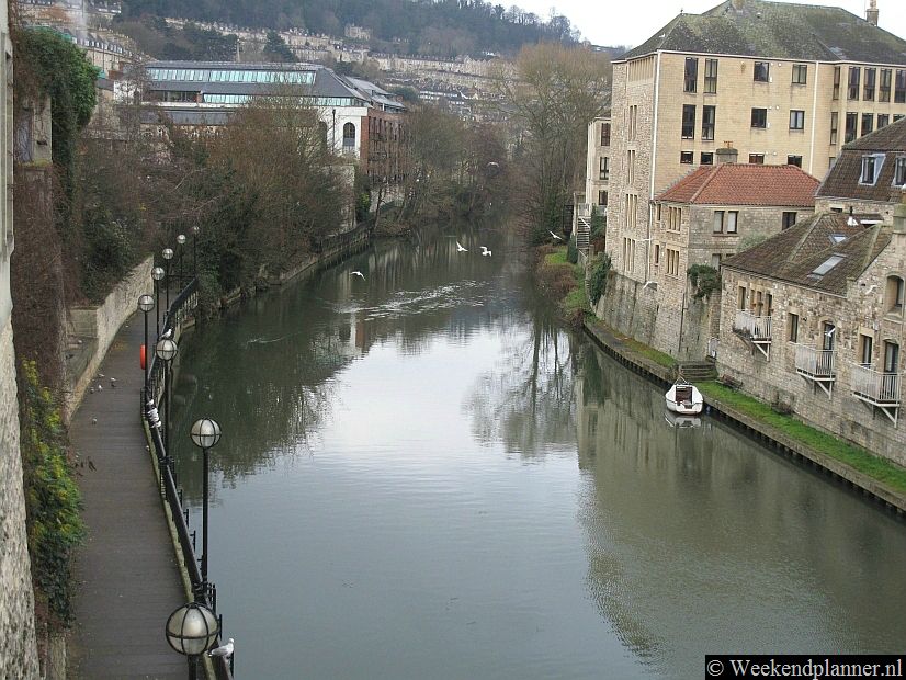 Bath is een mooie stad aan de rivier Avon. De meest populaire bezienswaardigheden van Bath zijn het historische centrum met zijn kleine winkels, The Royal Crescent, de Roman Baths & Pump Room en natuurlijk Pulteney Bridge. Tips: Overnachten in Bath.