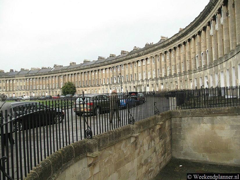 De Royal Crescent is een rij  van dertig huizen uit de 18de eeuw. Tegenwoordig zijn het vooral appartementen en is een hotel in gevestigd. De Royal Crescent is een voorbeeld van Georgiaanse bouwstijl. Tips: De attracties van Bath.