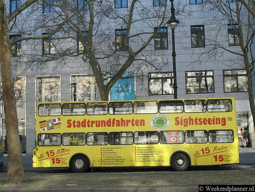 Met een Hop-on Hop-off bus kun je  in korte tijd de belangrijkste bezienswaardigheden van Berlijn zien. Bij iedere halte stopt om de 15 minuten een bus. De route met de haltes zie je hier op de bus staan. Tips: Kaartjes voor de Hop-on Hop-off bussen.