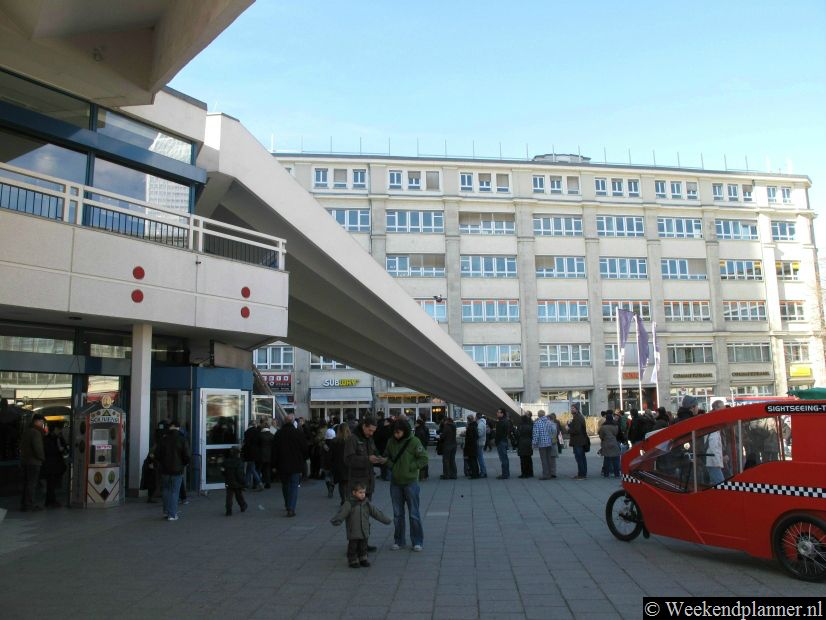 Dit is de rij voor de televisietoren op Alexanderplatz. Deze hoge toren is één van de meest populaire attracties van Berlijn. Er is een restaurant dat langzaam 360 draait en er is een plaats waar je uitzichtplatform. Koop je kaartje online, dat kan je veel tijd schelen.  Tips: De attracties van Berlijn.