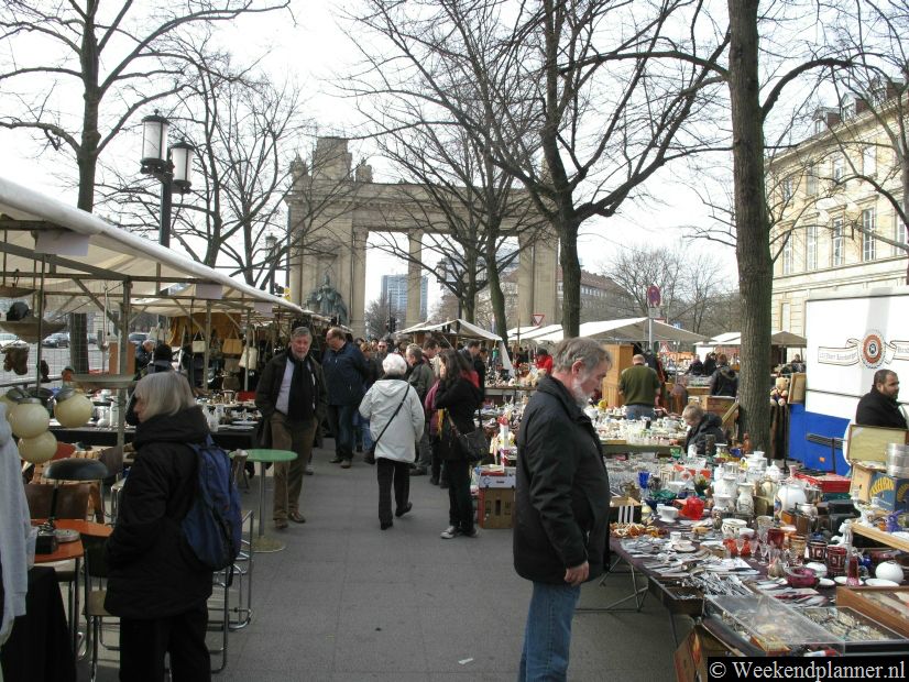 In Berlijn zijn veel rommelmarkten. Hier zie je de Trödelmarkt an der Straße des 17. Juni. Iedere zaterdag wordt de markt bij het S-Bahn station Tiergarten gehouden. Tips: De markten van Berlijn.